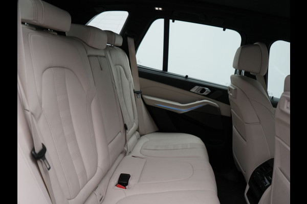 BMW X5 xDrive45e M Sport Plug In Hybrid 395pk Dealer O.H. PHEV | Trekhaak Af Fabriek | Panodak | Soft Close | Luchtvering | 360 Camera | Adaptive Cruise | Harman & Kardon | Lederen Comfortstoelen Memory & Verwarmd | Blis | M Sportstuur Verwarmd |