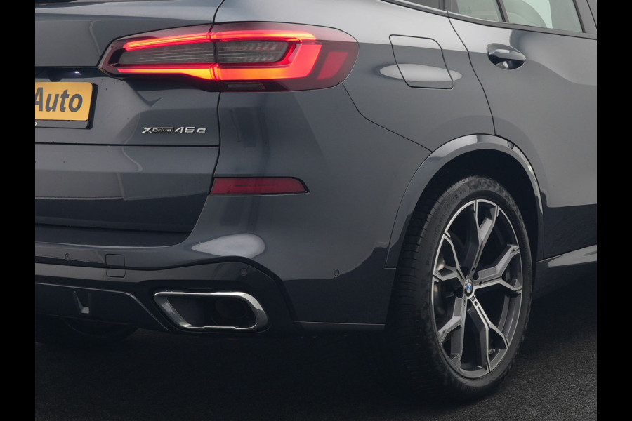 BMW X5 xDrive45e M Sport Plug In Hybrid 395pk Dealer O.H. PHEV | Trekhaak Af Fabriek | Panodak | Soft Close | Luchtvering | 360 Camera | Adaptive Cruise | Harman & Kardon | Lederen Comfortstoelen Memory & Verwarmd | Blis | M Sportstuur Verwarmd |