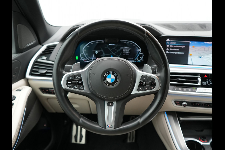BMW X5 xDrive45e M Sport Plug In Hybrid 395pk Dealer O.H. PHEV | Trekhaak Af Fabriek | Panodak | Soft Close | Luchtvering | 360 Camera | Adaptive Cruise | Harman & Kardon | Lederen Comfortstoelen Memory & Verwarmd | Blis | M Sportstuur Verwarmd |