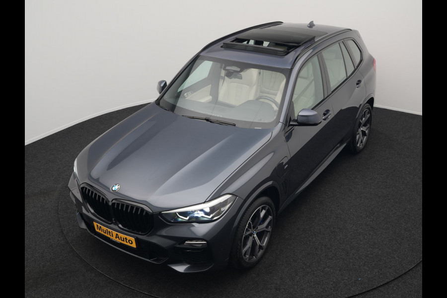BMW X5 xDrive45e M Sport Plug In Hybrid 395pk Dealer O.H. PHEV | Trekhaak Af Fabriek | Panodak | Soft Close | Luchtvering | 360 Camera | Adaptive Cruise | Harman & Kardon | Lederen Comfortstoelen Memory & Verwarmd | Blis | M Sportstuur Verwarmd |