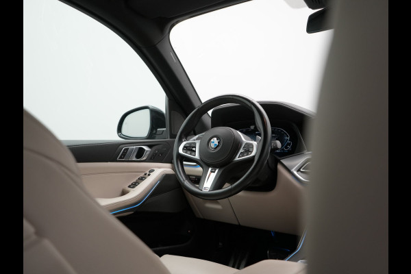 BMW X5 xDrive45e M Sport Plug In Hybrid 395pk Dealer O.H. PHEV | Trekhaak Af Fabriek | Panodak | Soft Close | Luchtvering | 360 Camera | Adaptive Cruise | Harman & Kardon | Lederen Comfortstoelen Memory & Verwarmd | Blis | M Sportstuur Verwarmd |