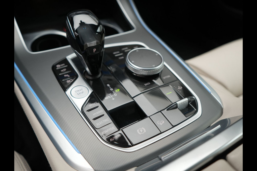 BMW X5 xDrive45e M Sport Plug In Hybrid 395pk Dealer O.H. PHEV | Trekhaak Af Fabriek | Panodak | Soft Close | Luchtvering | 360 Camera | Adaptive Cruise | Harman & Kardon | Lederen Comfortstoelen Memory & Verwarmd | Blis | M Sportstuur Verwarmd |