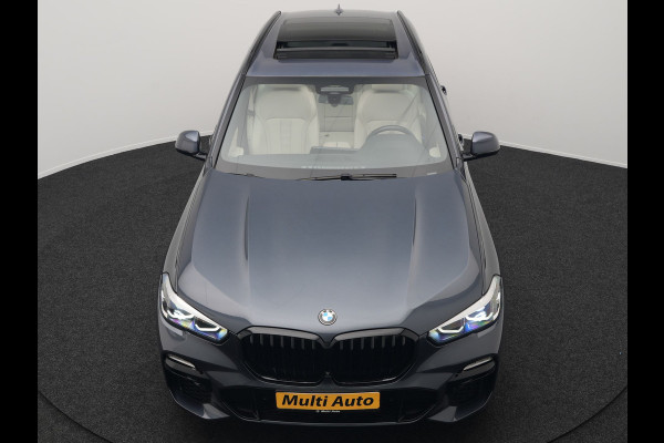 BMW X5 xDrive45e M Sport Plug In Hybrid 395pk Dealer O.H. PHEV | Trekhaak Af Fabriek | Panodak | Soft Close | Luchtvering | 360 Camera | Adaptive Cruise | Harman & Kardon | Lederen Comfortstoelen Memory & Verwarmd | Blis | M Sportstuur Verwarmd |
