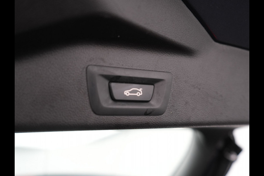 BMW X5 xDrive45e M Sport Plug In Hybrid 395pk Dealer O.H. PHEV | Trekhaak Af Fabriek | Panodak | Soft Close | Luchtvering | 360 Camera | Adaptive Cruise | Harman & Kardon | Lederen Comfortstoelen Memory & Verwarmd | Blis | M Sportstuur Verwarmd |