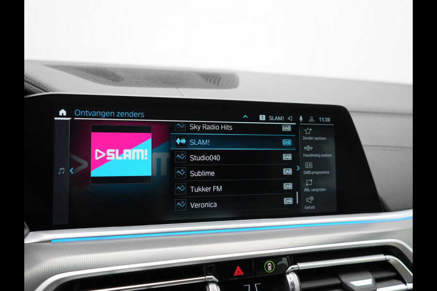 BMW X5 xDrive45e M Sport Plug In Hybrid 395pk Dealer O.H. PHEV | Trekhaak Af Fabriek | Panodak | Soft Close | Luchtvering | 360 Camera | Adaptive Cruise | Harman & Kardon | Lederen Comfortstoelen Memory & Verwarmd | Blis | M Sportstuur Verwarmd |