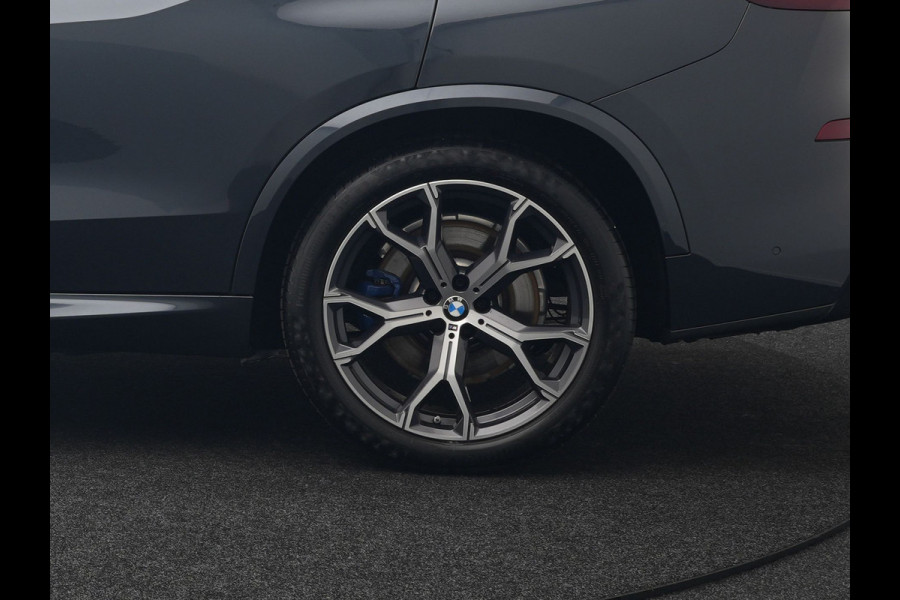 BMW X5 xDrive45e M Sport Plug In Hybrid 395pk Dealer O.H. PHEV | Trekhaak Af Fabriek | Panodak | Soft Close | Luchtvering | 360 Camera | Adaptive Cruise | Harman & Kardon | Lederen Comfortstoelen Memory & Verwarmd | Blis | M Sportstuur Verwarmd |