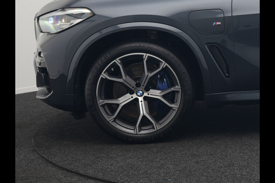 BMW X5 xDrive45e M Sport Plug In Hybrid 395pk Dealer O.H. PHEV | Trekhaak Af Fabriek | Panodak | Soft Close | Luchtvering | 360 Camera | Adaptive Cruise | Harman & Kardon | Lederen Comfortstoelen Memory & Verwarmd | Blis | M Sportstuur Verwarmd |