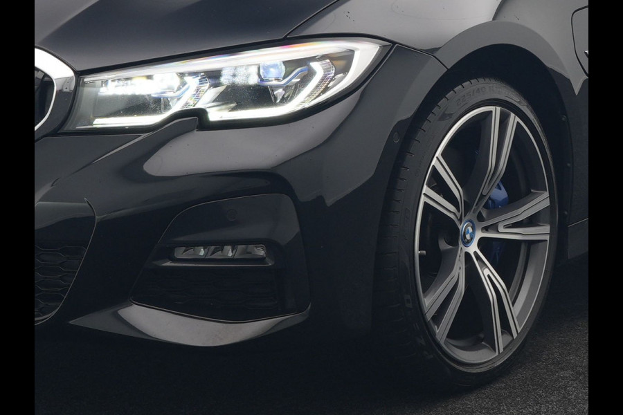 BMW 3 Serie Touring 330e M Sport Plug In Hybrid 292pk Dealer O.H PHEV | Trekhaak Af Fabriek | Adaptive Onderstel | Adaptive Cruise | Laser LED | Sportstoelen Verwarmd | Sfeerverlichting | Apple Carplay | Camera | Virtual | Navigatie | DAB |