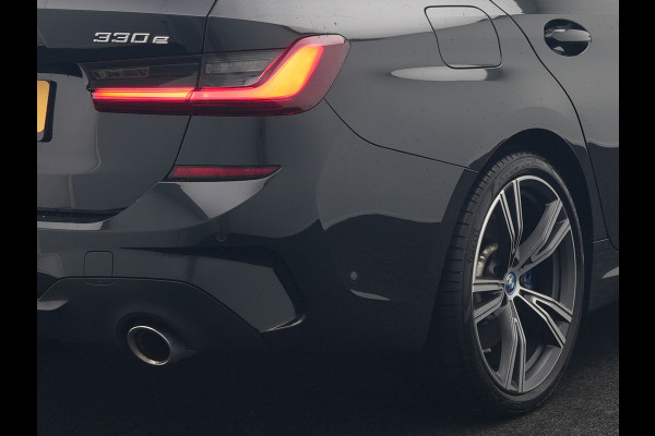 BMW 3 Serie Touring 330e M Sport Plug In Hybrid 292pk Dealer O.H PHEV | Trekhaak Af Fabriek | Adaptive Onderstel | Adaptive Cruise | Laser LED | Sportstoelen Verwarmd | Sfeerverlichting | Apple Carplay | Camera | Virtual | Navigatie | DAB |