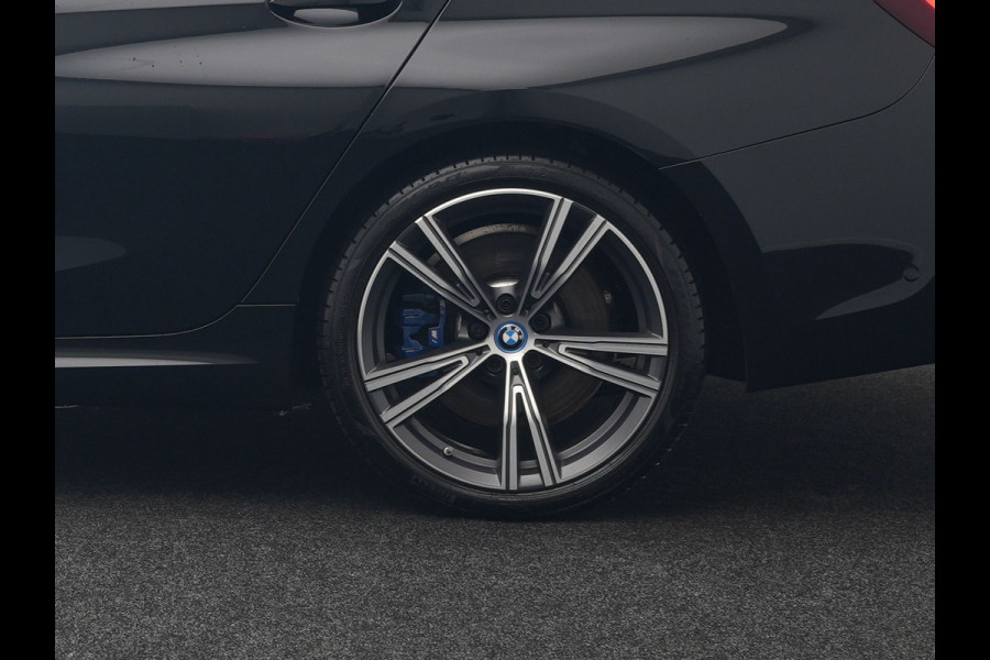 BMW 3 Serie Touring 330e M Sport Plug In Hybrid 292pk Dealer O.H PHEV | Trekhaak Af Fabriek | Adaptive Onderstel | Adaptive Cruise | Laser LED | Sportstoelen Verwarmd | Sfeerverlichting | Apple Carplay | Camera | Virtual | Navigatie | DAB |