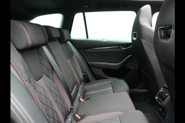 Škoda Octavia Combi 1.4 TSI RS iV Plug In Hybrid 245pk Dealer O.H. PHEV | Panodak | Head Up | Adaptive Cruise | Apple Carplay | Canton Audio | Crystal LED | RS Sportstoelen Verwarmd | Keyless | Front & Lane Assist | Sportstuur Verwarmd | Navigatie | DAB |