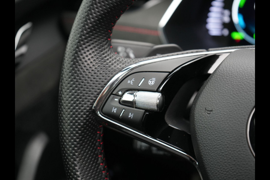 Škoda Octavia Combi 1.4 TSI RS iV Plug In Hybrid 245pk Dealer O.H. PHEV | Panodak | Head Up | Adaptive Cruise | Apple Carplay | Canton Audio | Crystal LED | RS Sportstoelen Verwarmd | Keyless | Front & Lane Assist | Sportstuur Verwarmd | Navigatie | DAB |