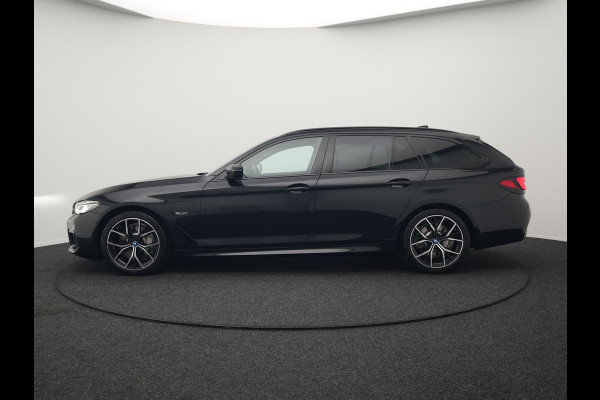 BMW 5 Serie Touring 530e M Sport Plug In Hybrid 293pk Dealer O.H PHEV | Sfeerverlichting | Lederen Sportstoelen Verwarmd | Apple Carplay | Cruise Control | Camera | Blis | Navigatie | DAB |