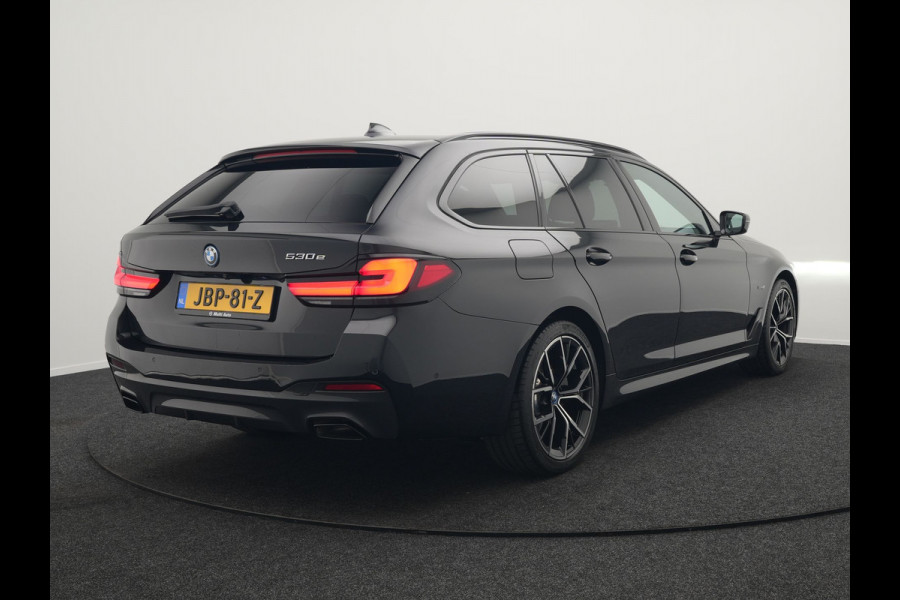BMW 5 Serie Touring 530e M Sport Plug In Hybrid 293pk Dealer O.H PHEV | Sfeerverlichting | Lederen Sportstoelen Verwarmd | Apple Carplay | Cruise Control | Camera | Blis | Navigatie | DAB |