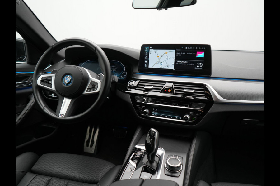BMW 5 Serie Touring 530e M Sport Plug In Hybrid 293pk Dealer O.H PHEV | Sfeerverlichting | Lederen Sportstoelen Verwarmd | Apple Carplay | Cruise Control | Camera | Blis | Navigatie | DAB |