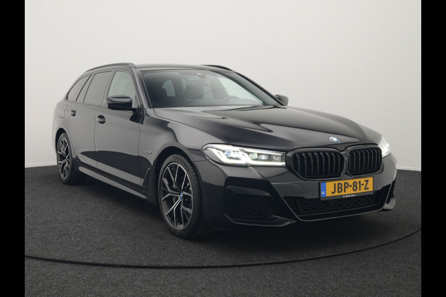 BMW 5 Serie Touring 530e M Sport Plug In Hybrid 293pk Dealer O.H PHEV | Sfeerverlichting | Lederen Sportstoelen Verwarmd | Apple Carplay | Cruise Control | Camera | Blis | Navigatie | DAB |