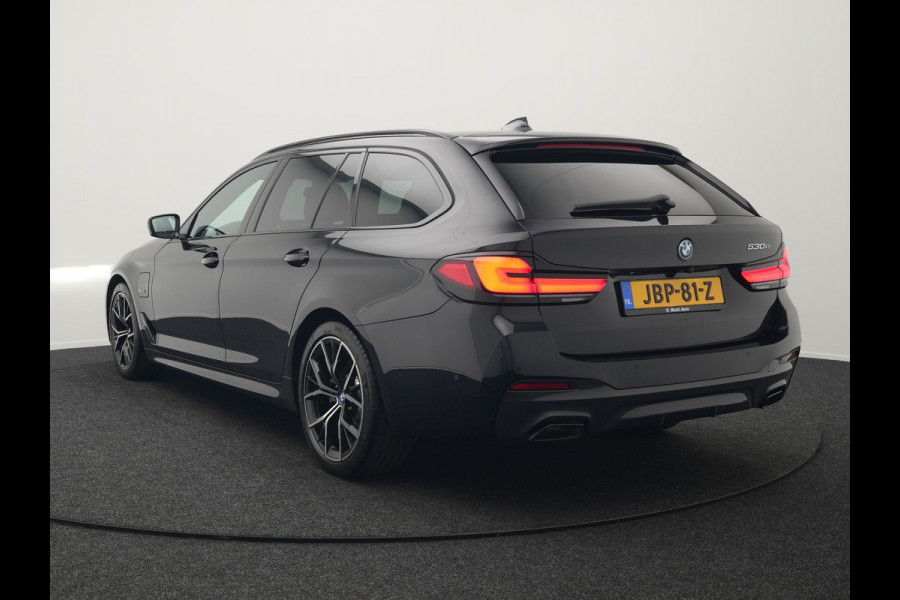 BMW 5 Serie Touring 530e M Sport Plug In Hybrid 293pk Dealer O.H PHEV | Sfeerverlichting | Lederen Sportstoelen Verwarmd | Apple Carplay | Cruise Control | Camera | Blis | Navigatie | DAB |