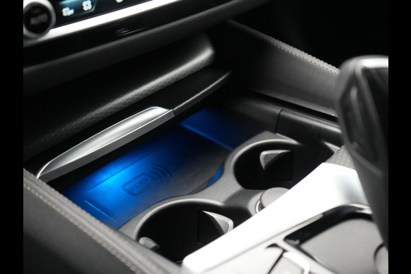 BMW 5 Serie Touring 530e M Sport Plug In Hybrid 293pk Dealer O.H PHEV | Sfeerverlichting | Lederen Sportstoelen Verwarmd | Apple Carplay | Cruise Control | Camera | Blis | Navigatie | DAB |