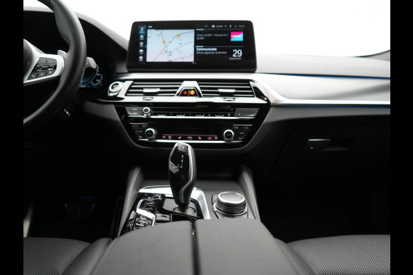 BMW 5 Serie Touring 530e M Sport Plug In Hybrid 293pk Dealer O.H PHEV | Sfeerverlichting | Lederen Sportstoelen Verwarmd | Apple Carplay | Cruise Control | Camera | Blis | Navigatie | DAB |