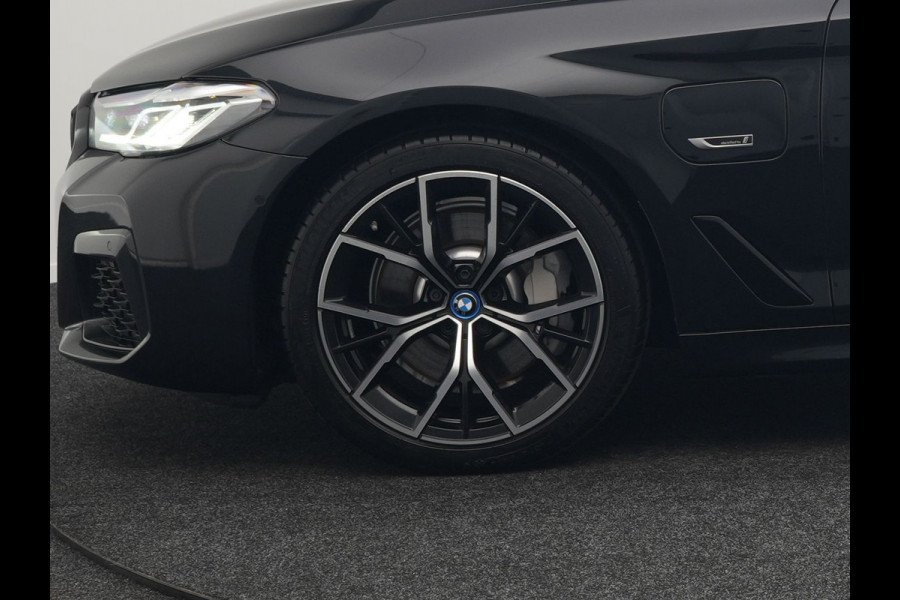 BMW 5 Serie Touring 530e M Sport Plug In Hybrid 293pk Dealer O.H PHEV | Sfeerverlichting | Lederen Sportstoelen Verwarmd | Apple Carplay | Cruise Control | Camera | Blis | Navigatie | DAB |