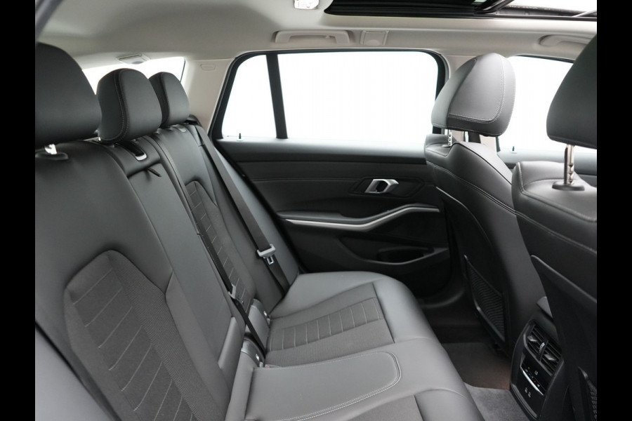 BMW 3 Serie Touring 330e xDrive M Sportline Plug In Hybrid 293pk Dealer O.H PHEV | Panodak | Head Up | Sportstoelen   | 18"L.M | Apple Carplay | Navigatie | DAB |