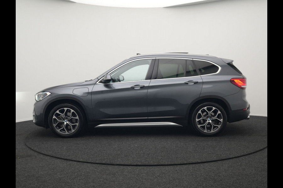 BMW X1 xDrive25e xLine Plug In Hybrid 222pk Dealer O.H PHEV | Panodak | Sfeerverlichting | Lederen Sportstoelen Verwarmd | Cruise Control | Camera | Navigatie | LED | DAB |