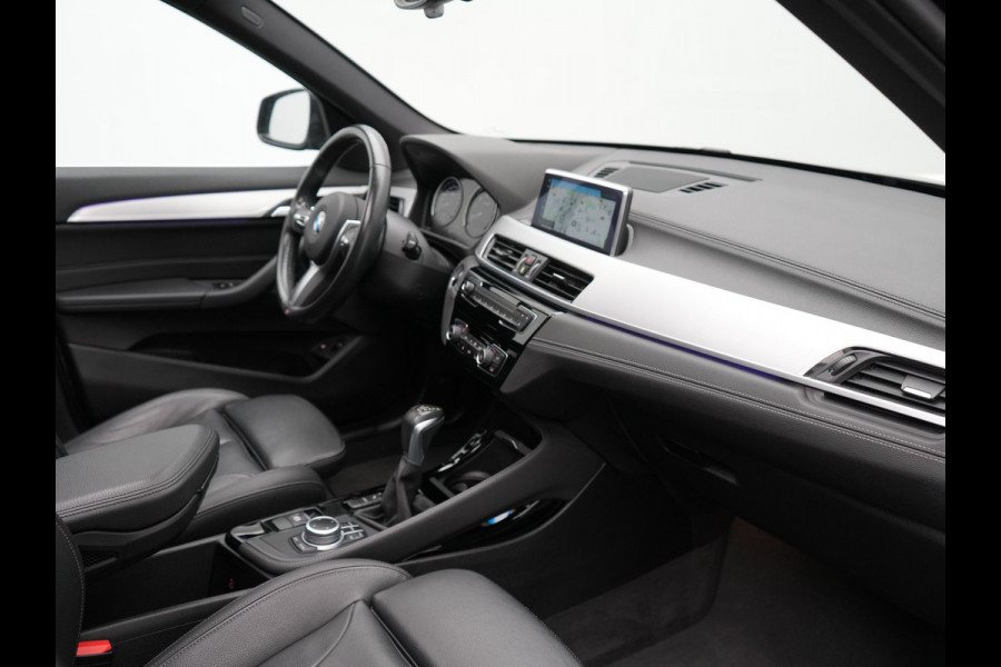BMW X1 xDrive25e xLine Plug In Hybrid 222pk Dealer O.H PHEV | Panodak | Sfeerverlichting | Lederen Sportstoelen Verwarmd | Cruise Control | Camera | Navigatie | LED | DAB |