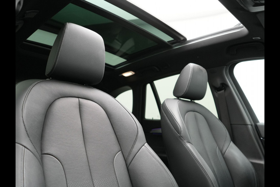 BMW X1 xDrive25e xLine Plug In Hybrid 222pk Dealer O.H PHEV | Panodak | Sfeerverlichting | Lederen Sportstoelen Verwarmd | Cruise Control | Camera | Navigatie | LED | DAB |