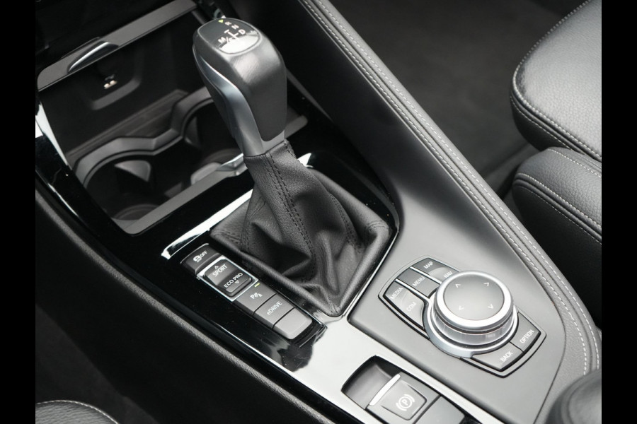 BMW X1 xDrive25e xLine Plug In Hybrid 222pk Dealer O.H PHEV | Panodak | Sfeerverlichting | Lederen Sportstoelen Verwarmd | Cruise Control | Camera | Navigatie | LED | DAB |