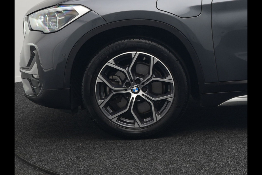 BMW X1 xDrive25e xLine Plug In Hybrid 222pk Dealer O.H PHEV | Panodak | Sfeerverlichting | Lederen Sportstoelen Verwarmd | Cruise Control | Camera | Navigatie | LED | DAB |