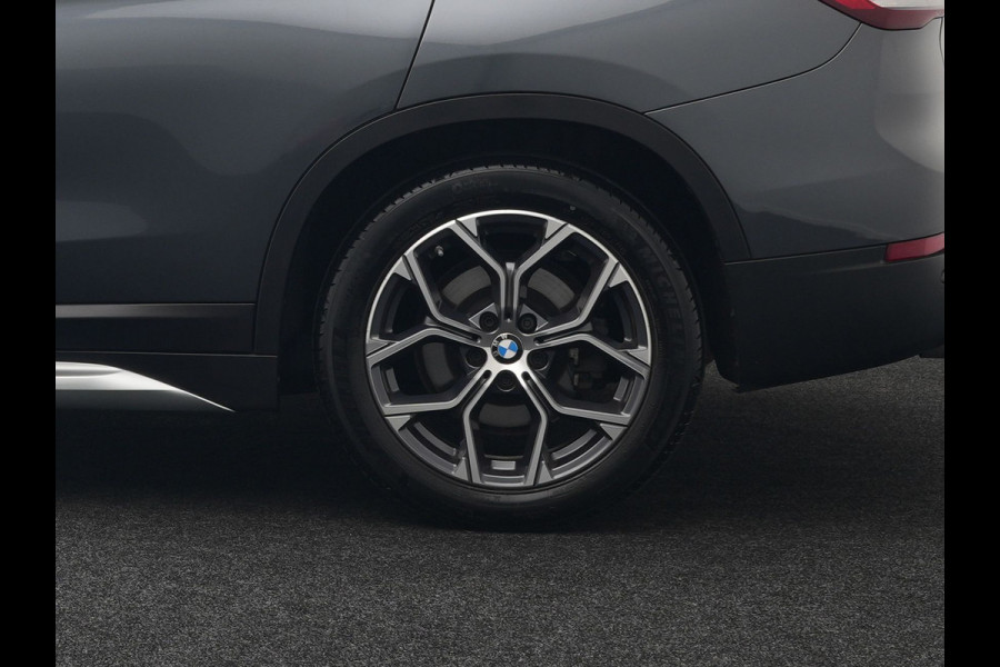 BMW X1 xDrive25e xLine Plug In Hybrid 222pk Dealer O.H PHEV | Panodak | Sfeerverlichting | Lederen Sportstoelen Verwarmd | Cruise Control | Camera | Navigatie | LED | DAB |