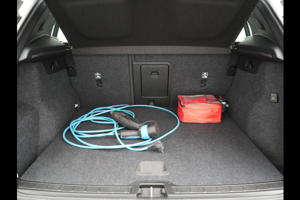 Volvo XC40 T4 Recharge Inscription Plug In Hybrid 211pk Dealer O.H PHEV | Panodak | Adaptive Cruise | Apple Carplay | Stoelen & Stuur Verwarmd | Camera | Navigatie | Keyless | Virtual |  DAB |