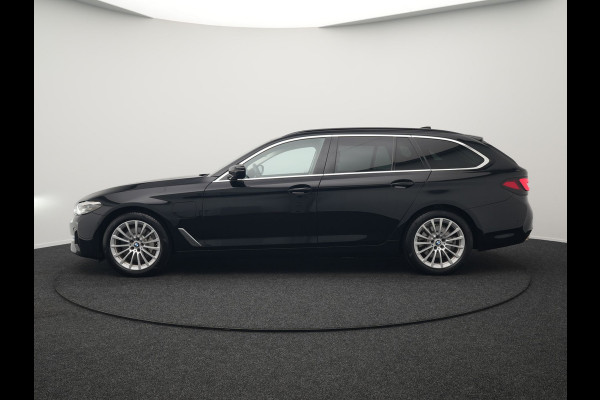BMW 5 Serie Touring 530e High Executive Plug In Hybrid 292pk Dealer O.H PHEV | Trekhaak Af Fabriek | Head Up | Lederen Sportstoelen Memory & Verwarmd | Apple Carplay | Stuur Verwarmd | Sfeerverlichting | Cruise Control | Camera | Navigatie | Blis | DAB |
