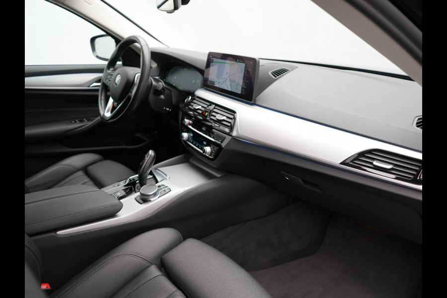 BMW 5 Serie Touring 530e High Executive Plug In Hybrid 292pk Dealer O.H PHEV | Trekhaak Af Fabriek | Head Up | Lederen Sportstoelen Memory & Verwarmd | Apple Carplay | Stuur Verwarmd | Sfeerverlichting | Cruise Control | Camera | Navigatie | Blis | DAB |