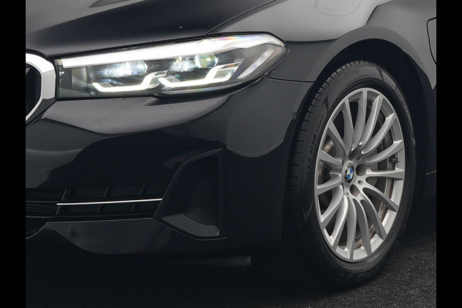 BMW 5 Serie Touring 530e High Executive Plug In Hybrid 292pk Dealer O.H PHEV | Trekhaak Af Fabriek | Head Up | Lederen Sportstoelen Memory & Verwarmd | Apple Carplay | Stuur Verwarmd | Sfeerverlichting | Cruise Control | Camera | Navigatie | Blis | DAB |