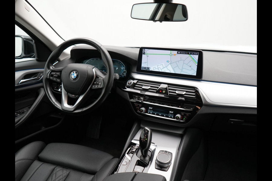 BMW 5 Serie Touring 530e High Executive Plug In Hybrid 292pk Dealer O.H PHEV | Trekhaak Af Fabriek | Head Up | Lederen Sportstoelen Memory & Verwarmd | Apple Carplay | Stuur Verwarmd | Sfeerverlichting | Cruise Control | Camera | Navigatie | Blis | DAB |