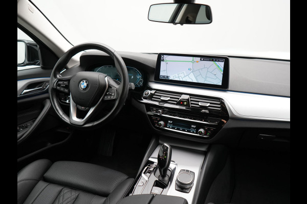 BMW 5 Serie Touring 530e High Executive Plug In Hybrid 292pk Dealer O.H PHEV | Trekhaak Af Fabriek | Head Up | Lederen Sportstoelen Memory & Verwarmd | Apple Carplay | Stuur Verwarmd | Sfeerverlichting | Cruise Control | Camera | Navigatie | Blis | DAB |