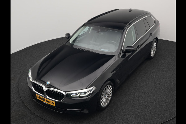 BMW 5 Serie Touring 530e High Executive Plug In Hybrid 292pk Dealer O.H PHEV | Trekhaak Af Fabriek | Head Up | Lederen Sportstoelen Memory & Verwarmd | Apple Carplay | Stuur Verwarmd | Sfeerverlichting | Cruise Control | Camera | Navigatie | Blis | DAB |