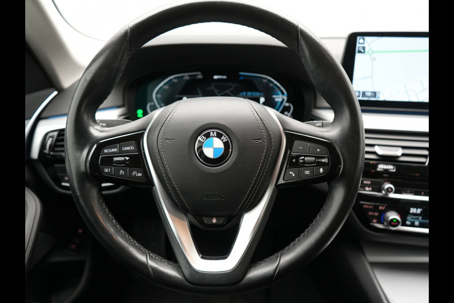 BMW 5 Serie Touring 530e High Executive Plug In Hybrid 292pk Dealer O.H PHEV | Trekhaak Af Fabriek | Head Up | Lederen Sportstoelen Memory & Verwarmd | Apple Carplay | Stuur Verwarmd | Sfeerverlichting | Cruise Control | Camera | Navigatie | Blis | DAB |