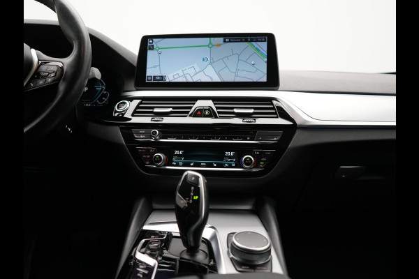 BMW 5 Serie Touring 530e High Executive Plug In Hybrid 292pk Dealer O.H PHEV | Trekhaak Af Fabriek | Head Up | Lederen Sportstoelen Memory & Verwarmd | Apple Carplay | Stuur Verwarmd | Sfeerverlichting | Cruise Control | Camera | Navigatie | Blis | DAB |