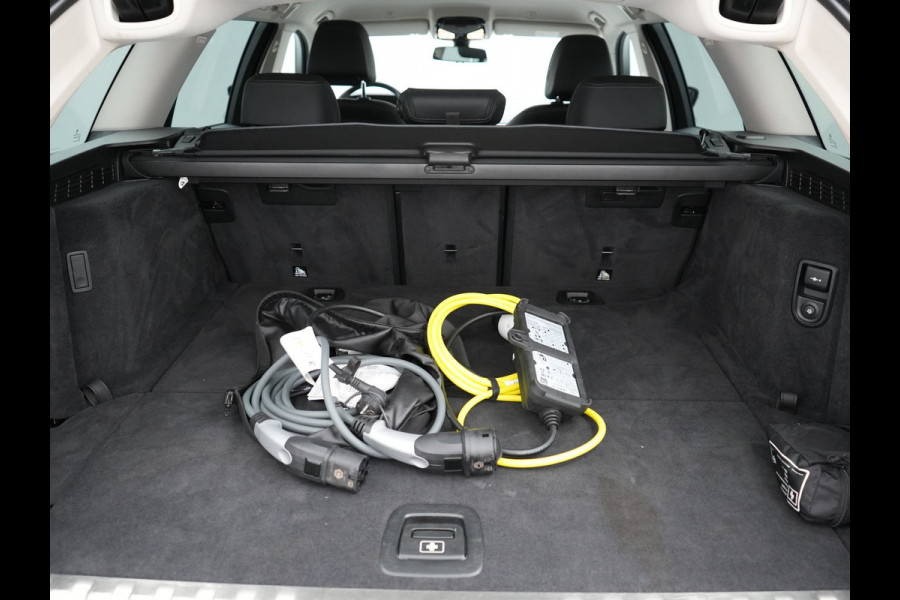 BMW 5 Serie Touring 530e High Executive Plug In Hybrid 292pk Dealer O.H PHEV | Trekhaak Af Fabriek | Head Up | Lederen Sportstoelen Memory & Verwarmd | Apple Carplay | Stuur Verwarmd | Sfeerverlichting | Cruise Control | Camera | Navigatie | Blis | DAB |