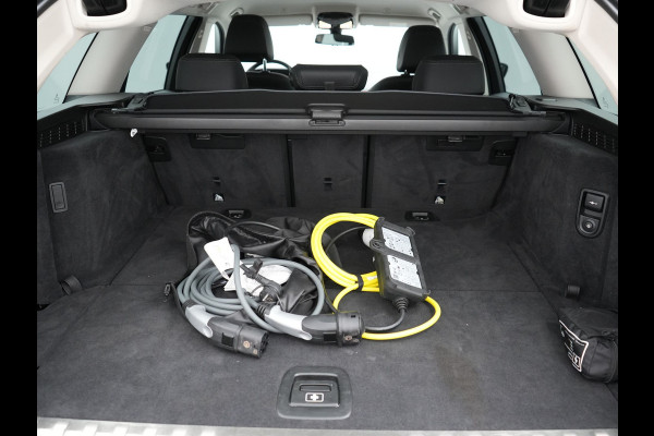 BMW 5 Serie Touring 530e High Executive Plug In Hybrid 292pk Dealer O.H PHEV | Trekhaak Af Fabriek | Head Up | Lederen Sportstoelen Memory & Verwarmd | Apple Carplay | Stuur Verwarmd | Sfeerverlichting | Cruise Control | Camera | Navigatie | Blis | DAB |