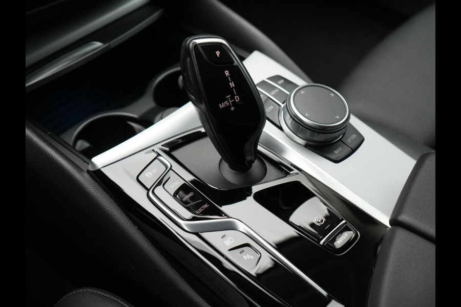 BMW 5 Serie Touring 530e High Executive Plug In Hybrid 292pk Dealer O.H PHEV | Trekhaak Af Fabriek | Head Up | Lederen Sportstoelen Memory & Verwarmd | Apple Carplay | Stuur Verwarmd | Sfeerverlichting | Cruise Control | Camera | Navigatie | Blis | DAB |