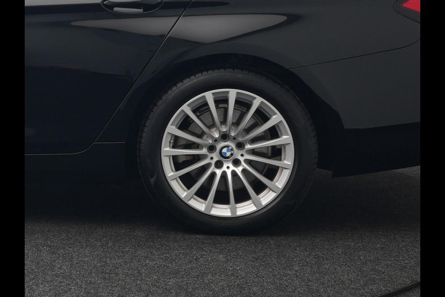 BMW 5 Serie Touring 530e High Executive Plug In Hybrid 292pk Dealer O.H PHEV | Trekhaak Af Fabriek | Head Up | Lederen Sportstoelen Memory & Verwarmd | Apple Carplay | Stuur Verwarmd | Sfeerverlichting | Cruise Control | Camera | Navigatie | Blis | DAB |