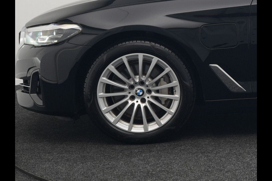 BMW 5 Serie Touring 530e High Executive Plug In Hybrid 292pk Dealer O.H PHEV | Trekhaak Af Fabriek | Head Up | Lederen Sportstoelen Memory & Verwarmd | Apple Carplay | Stuur Verwarmd | Sfeerverlichting | Cruise Control | Camera | Navigatie | Blis | DAB |