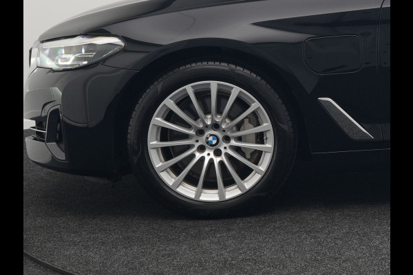 BMW 5 Serie Touring 530e High Executive Plug In Hybrid 292pk Dealer O.H PHEV | Trekhaak Af Fabriek | Head Up | Lederen Sportstoelen Memory & Verwarmd | Apple Carplay | Stuur Verwarmd | Sfeerverlichting | Cruise Control | Camera | Navigatie | Blis | DAB |