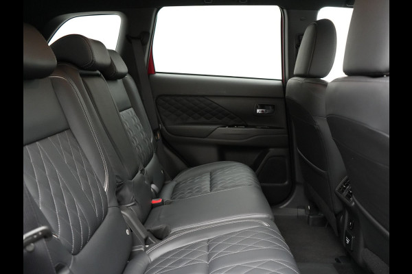 Mitsubishi Outlander 2.4 Intense+ Plug In Hybrid 225pk Dealer O.H PHEV | 360 Camera | Lederen Sportstoelen Verwarmd | Keyless | Navigatie | Stuur Verwarmd | Cruise Control | Blis | DAB |
