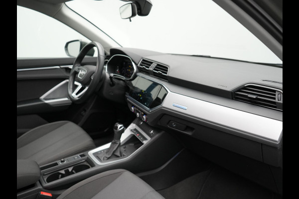 Audi Q3 45 TFSI e S Line Plug In Hybrid 245pk Dealer O.H PHEV | Trekhaak Af Fabriek | Panodak | Adaptive Cruise | Sportstoelen Verwarmd | Apple Carplay | Keyless | Navigatie | Virtual |  DAB |