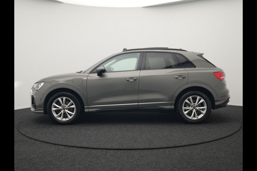 Audi Q3 45 TFSI e S Line Plug In Hybrid 245pk Dealer O.H PHEV | Trekhaak Af Fabriek | Panodak | Adaptive Cruise | Sportstoelen Verwarmd | Apple Carplay | Keyless | Navigatie | Virtual |  DAB |