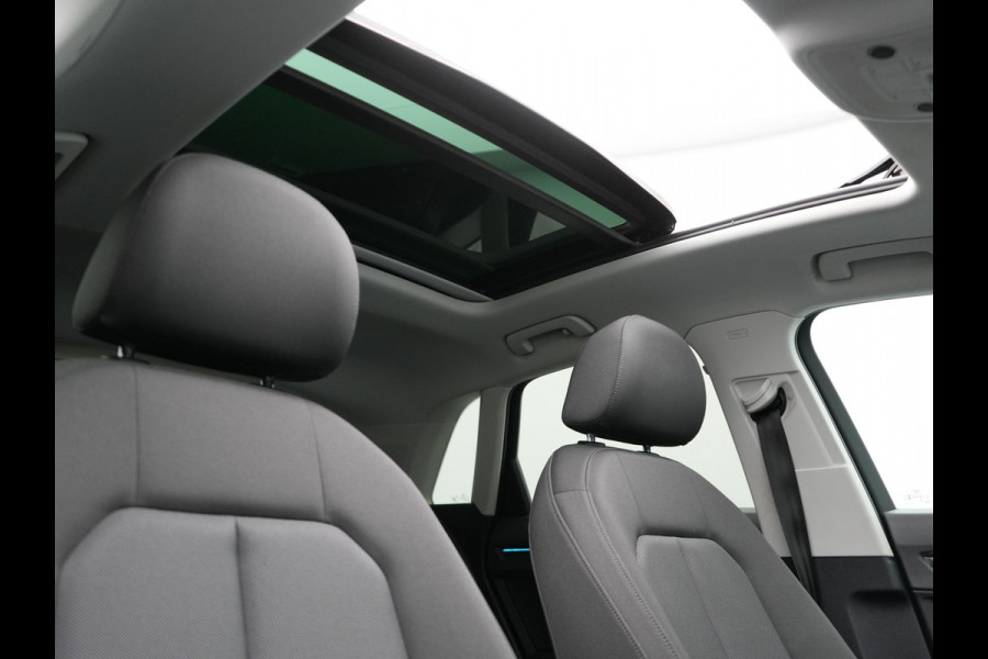 Audi Q3 45 TFSI e S Line Plug In Hybrid 245pk Dealer O.H PHEV | Trekhaak Af Fabriek | Panodak | Adaptive Cruise | Sportstoelen Verwarmd | Apple Carplay | Keyless | Navigatie | Virtual |  DAB |